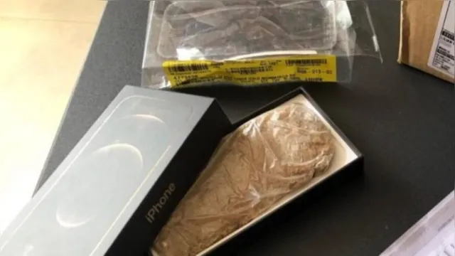 Imagem ilustrativa da notícia Cliente compra iPhone 12 de R$ 8 mil e recebe saquinho de areia