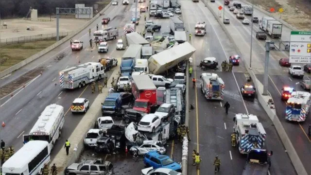Imagem ilustrativa da notícia Vídeo: engavetamento com 100 carros deixa 5 pessoas mortas