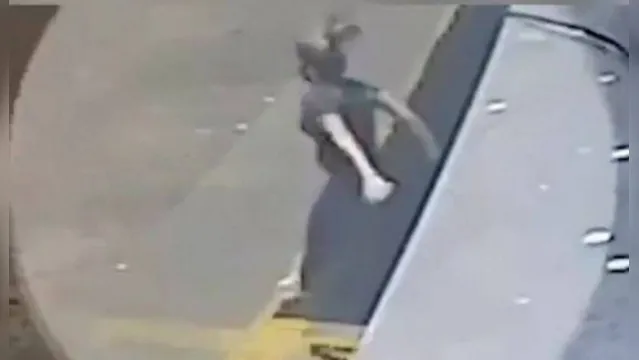 Imagem ilustrativa da notícia Vídeo: mulher se joga de prédio para não ser estuprada