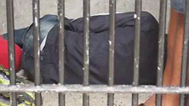 Imagem ilustrativa da notícia Após ser preso, Roberto Carlos é encontrado morto em presídio