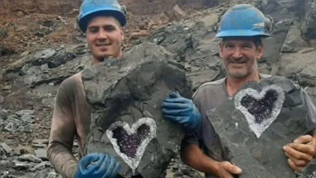 Imagem ilustrativa da notícia Mineradores encontram cristal de ametista em forma de coração 
