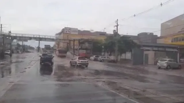 Imagem ilustrativa da notícia Forte chuva deixa ruas alagadas e trânsito congestionado em Ananindeua