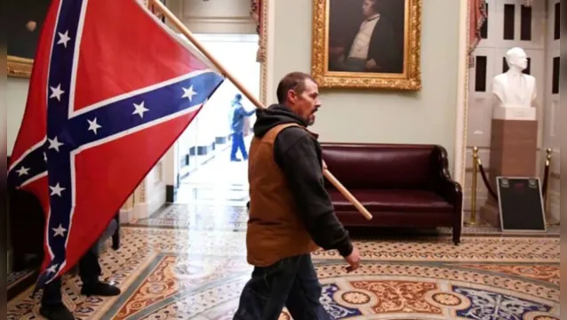 Imagem ilustrativa da notícia Homem que carregava bandeira supremacista é preso