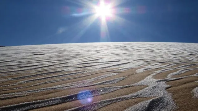 Imagem ilustrativa da notícia Deserto do Saara tem registro de gelo e neve nas dunas de areia, veja!