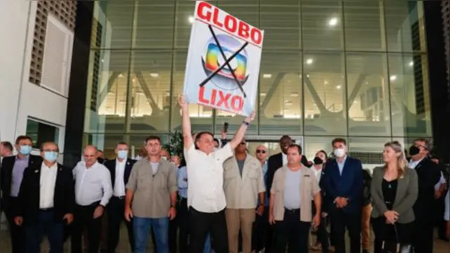 Imagem ilustrativa da notícia Cascavel: Bolsonaro faz protesto venenoso contra a Rede Globo em aeroporto