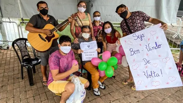 Imagem ilustrativa da notícia Famílias
celebram alta médica de pacientes no Hospital de Campanha do Hangar