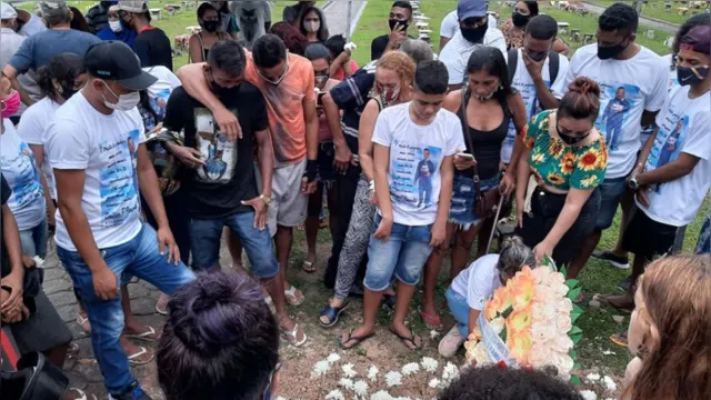 Imagem ilustrativa da notícia Dor e comoção marcam enterro de uma das vítimas de acidente no Paraná