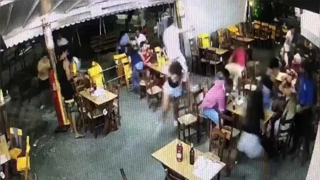 Imagem ilustrativa da notícia Advogado mata barbeiro em bar após mexer com a esposa da vítima; veja o vídeo!