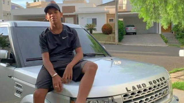 Imagem ilustrativa da notícia MC Bruninho, aos 13 anos, compra carro avaliado em R$ 220 mil