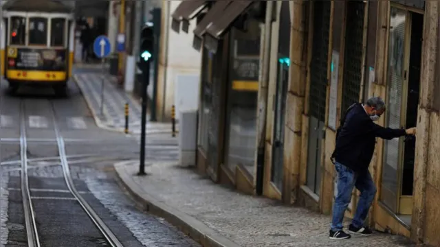 Imagem ilustrativa da notícia Portugal começa novo lockdown após recorde de mortes e funerárias sob pressão