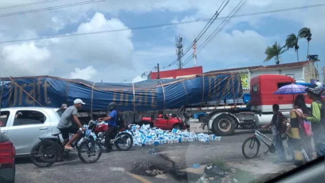 Imagem ilustrativa da notícia Carregamento de cerveja cai de caminhão e deixa trânsito congestionado em Ananindeua