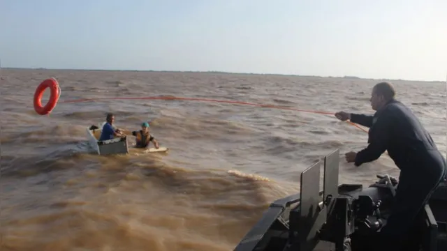 Imagem ilustrativa da notícia  Vítimas
de naufrágio são resgatadas após utilizarem geladeira para flutuar no Pará