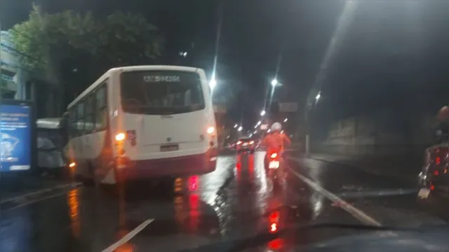 Imagem ilustrativa da notícia Acidente entre ônibus e caminhão complica o trânsito em avenida de Belém