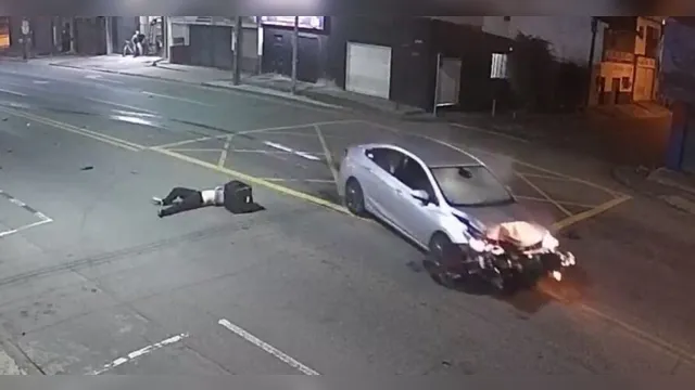Imagem ilustrativa da notícia Imagens fortes! Condutor foge após invadir a contramão e atingir motociclista