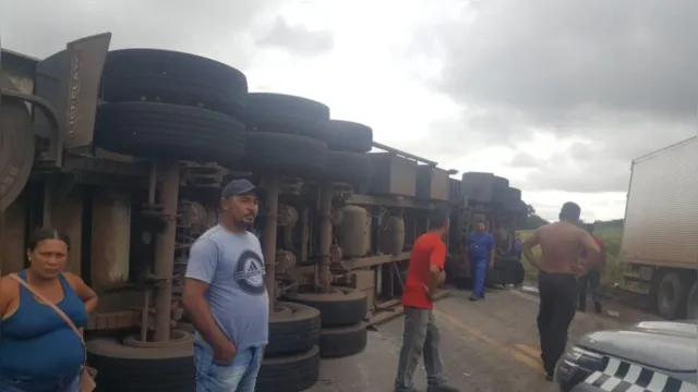 Imagem ilustrativa da notícia Vídeo: caminhão tomba e interdita parte da BR-010 no interior do Pará