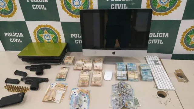 Imagem ilustrativa da notícia Polícia apreende pistolas, munição e dinheiro dentro de cofre na casa de Belo