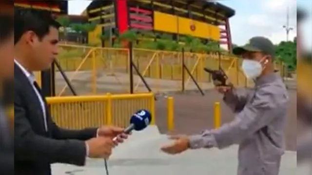 Imagem ilustrativa da notícia Vídeo: repórter é roubado por bandido armado na frente de estádio de futebol