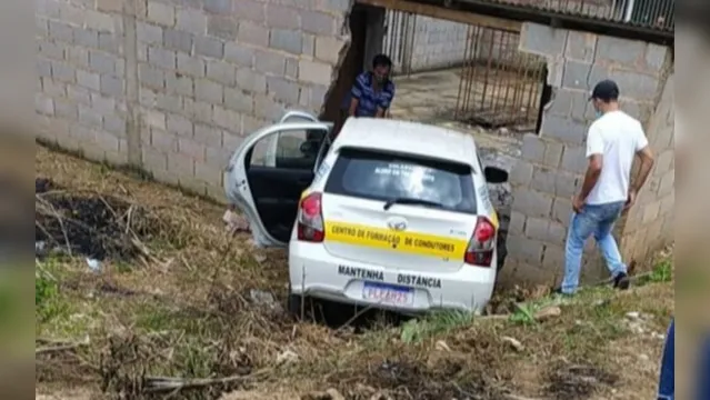 Imagem ilustrativa da notícia Aluna de autoescola derruba muro durante exame para tirar CNH