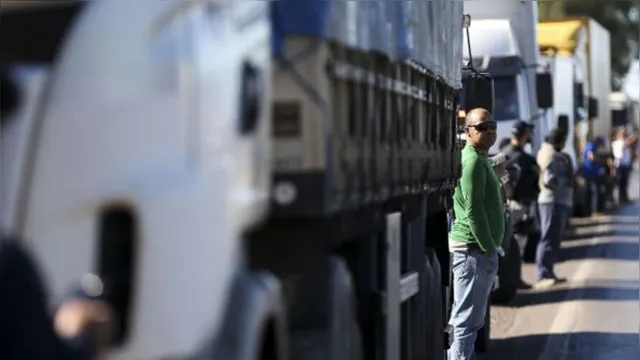 Imagem ilustrativa da notícia Sem consenso entre a categoria, caminhoneiros começam a paralisar pelo Brasil