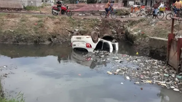 Imagem ilustrativa da notícia Vídeo: carro da Equatorial cai em canal onde caminhão de cerveja despencou no Jurunas 