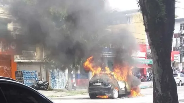 Imagem ilustrativa da notícia Carro é destruído pelo fogo em avenida de Belém; veja o vídeo!