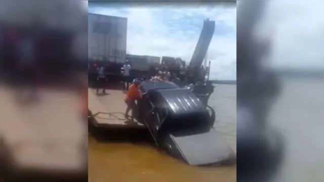 Imagem ilustrativa da notícia Carro quase cai de balsa no rio Tapajós e provoca desespero; veja o vídeo!