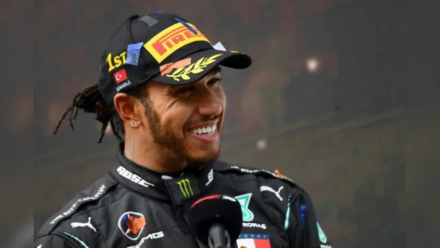 Imagem ilustrativa da notícia Hamilton renova com Mercedes em busca do oitavo título na F1