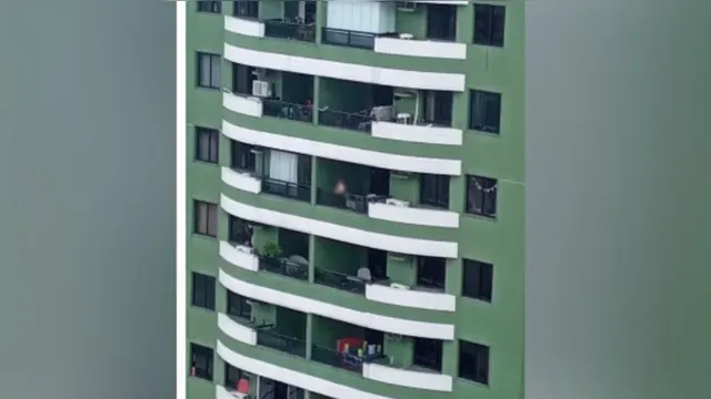 Imagem ilustrativa da notícia Criança se pendura em varanda de prédio onde casal foi visto transando em Belém; assista!