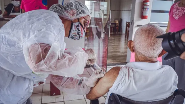 Imagem ilustrativa da notícia Idosos recebem segunda dose de vacina contra a Covid-19 em Santarém