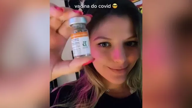 Imagem ilustrativa da notícia Vídeo: filha de ex-prefeito exibe frasco da Coronavac em rede social