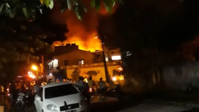 Imagem ilustrativa da notícia Vídeos mostram incêndio atingindo casas em cidade do Marajó na noite desta sexta (12)