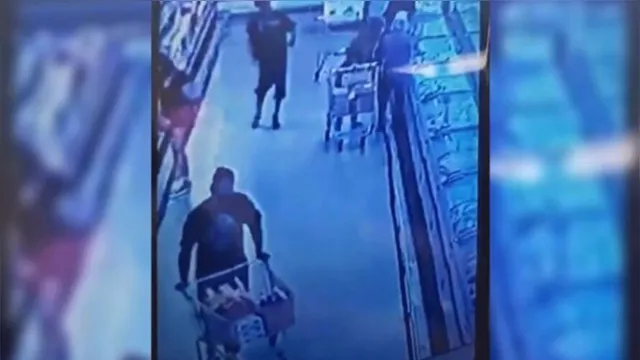 Imagem ilustrativa da notícia Câmeras de segurança flagram mulher sendo esfaqueada dentro de supermercado 