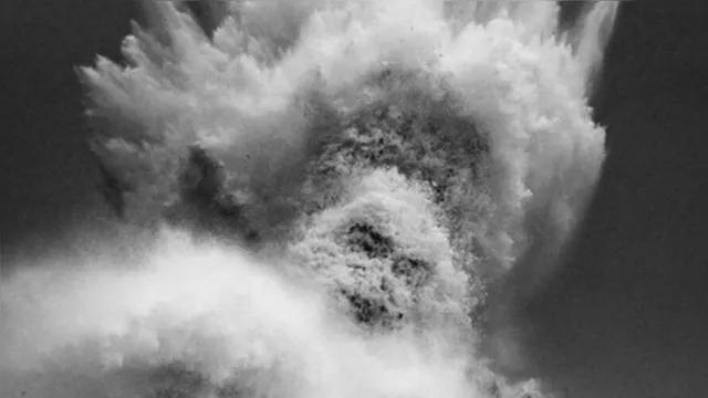 Imagem ilustrativa da notícia Fotógrafo registra 'rosto de Poseidon' em onda durante tempestade na França