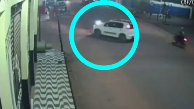 Imagem ilustrativa da notícia Vídeo: motociclista é arremessado após colidir com carro no Pará