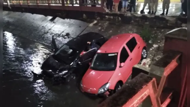 Imagem ilustrativa da notícia Vídeo: carro joga outro veículo para dentro do canal da Doca