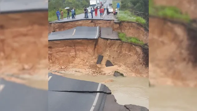 Imagem ilustrativa da notícia Governador viaja para Ipixuna para acompanhar situação de rodovia que se rompeu com chuva