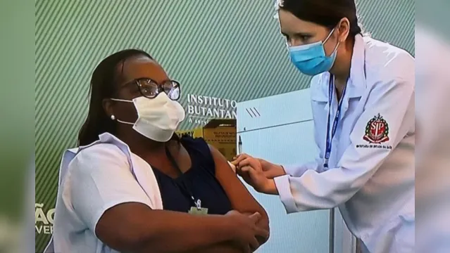 Imagem ilustrativa da notícia Mônica Calazans é a primeira brasileira vacinada contra a Covid-19 em solo nacional