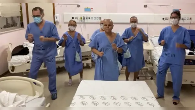 Imagem ilustrativa da notícia Cantor de 'Tic Tic Tac' é homenageado com dança em hospital; veja o vídeo!