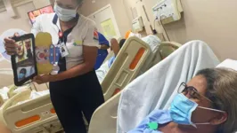 Vera Lúcia participando da vídeo chamada no hospital Galileu