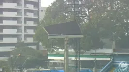 O placar eletrônico do estádio da Curuzu não aguentou o forte vento.