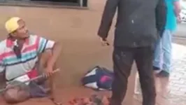 Imagem ilustrativa da notícia Limpador de vidro é agredido por supervisor de restaurante e caso gera revolta. Veja o vídeo! 