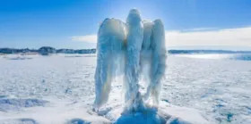 Imagem ilustrativa da notícia 'Anjo de gelo' misterioso surge em lago e assombra moradores. Veja o vídeo!