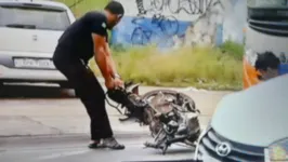 Com o impacto da colisão, o motociclista foi arremessado para a lateral da via  e a motocicleta ficou totalmente destruída.