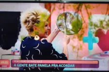 A apresentadora abriu o programa de hoje dessa forma, batendo panela.