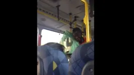 Imagem ilustrativa da notícia Homem usa rato para tentar “assaltar” passageiros em ônibus, veja o vídeo!