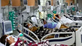 Pacientes em hospital da Porto Alegre, cidade que já tem 103% de ocupação de leitos de UTI.