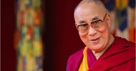 Dalai Lama foi vacinado em um hospital na cidade de Dharamsala, no estado de Himachal Pradesh, onde o governo tibetano vive exilado.