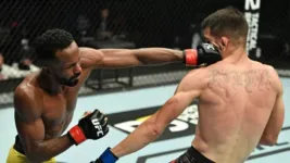 Francisco Figueiredo acerta golpe em Jerome Rivera, em sua estreia no UFC