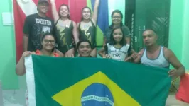 As ginastas Letícia Gomes (Ouro) e Bruna Gomes (Bronze) têm incentivo da Seel. Na foto, as atletas com equipe técnica e familiares. 