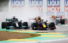 Max Verstappen ganhou a posição de Lewis Hamilton na largada do GP da Emília-Romanha/ 